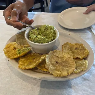 Y tostones y guacamole
