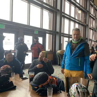 Easy meeting spaces for big groups in the lunchroom