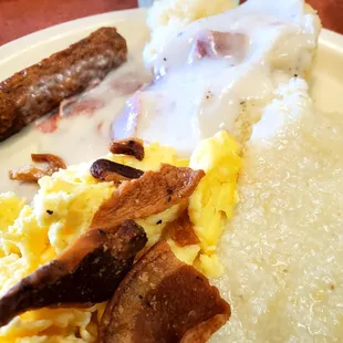 a plate of breakfast food