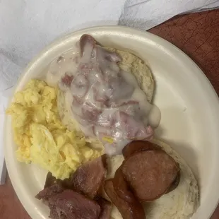 a plate of breakfast food