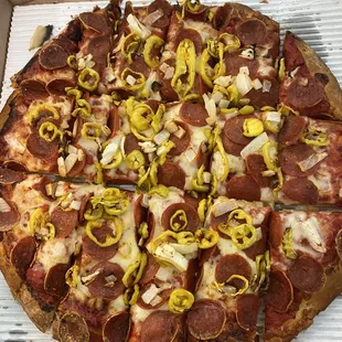 Pep,banana peppers, onion! Delicious!
