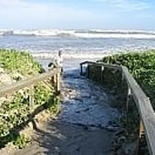 Path to the beach (cite: http://www.campingfriend.com/PioneerBeachResort/default.asp?file=Home)