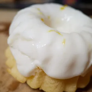 Lemon cake bomb