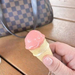 Kinder cone - vanilla with wild cherry
