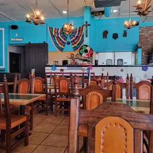 Beautiful decor, love the turquoise!