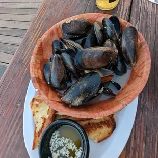 a plate of mussels and bread
