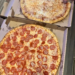 Pep and cheese pizza