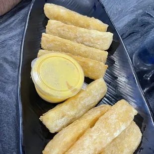 Yuca frita con huancaina