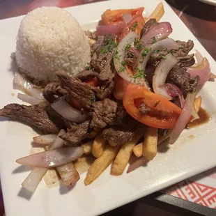 24) Lomo Saltado
