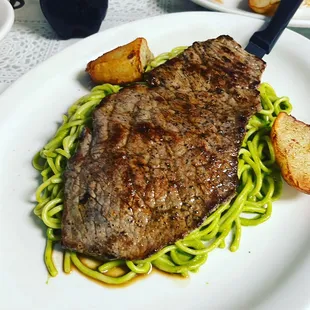 Tallarin verde with steak