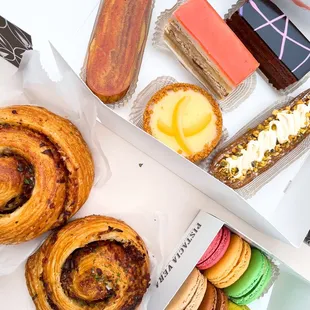 Crème brûlée Eclair Pistachio Eclair