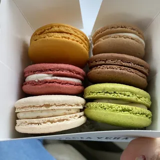 12 Macarons