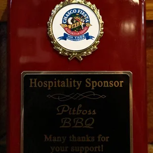 ows a plaque on a table