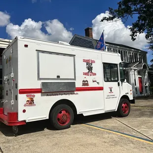 They also have snow cones; check with the owner about the operating hours.