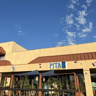 the outside of a restaurant