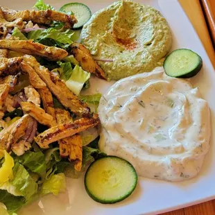 Chicken shwarma with no rice &amp; extra salad, green hummus, no tomatoes. Deliciousness!