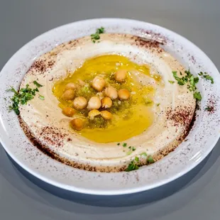pita hummus with olive oil and parsley