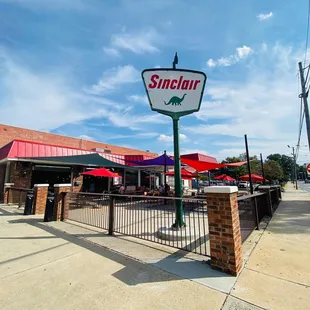 a sign for sinclair pizza