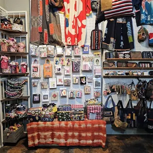 Not only clothes and bags, but also gift tags, gift cards, notebooks, stickers, etc.