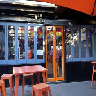 the outside of a restaurant