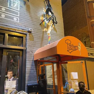 the outside of a restaurant