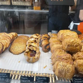 Monthly pastry - Peach croissant Roll