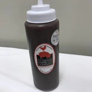 Plenty of bbq sauce provided.. love that !