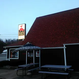 the outside of the restaurant