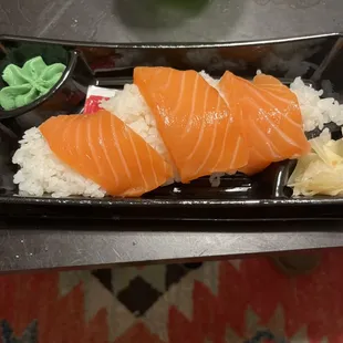 Salmon nigiri