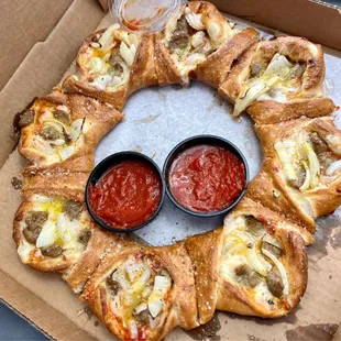 Sausage &amp; onion pizza ring