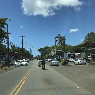 Cruising in Haleiwa Town with mopeds!!!