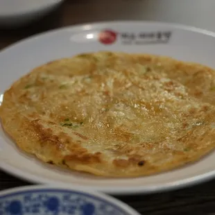 蔥油餅, green onion or scallion pancake was delicious!!