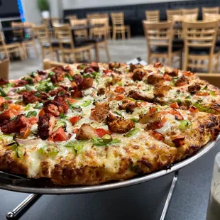 ows a pizza on a pan