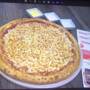 a cheese pizza on a plate