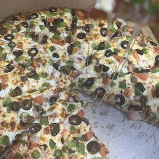 Garden fresh pizza with vegan cheese