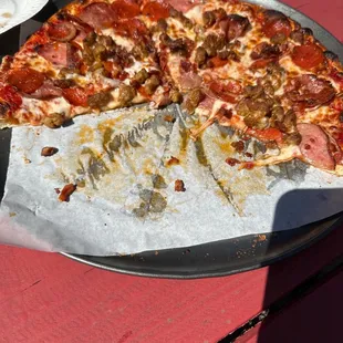 Amigos Meat Deluxe Pizza is so delicious!!! One of the best pizzas I've had in a while!fast! Nice friendly staff.