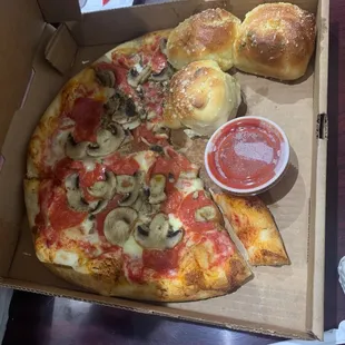 Pepperoni and mushroom pizza with garlic knots