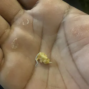 Me salió una grapa en mi pizza ayer mientras trataba de tener cena con mis hijos gracias a dios la encontré yo y no ellos