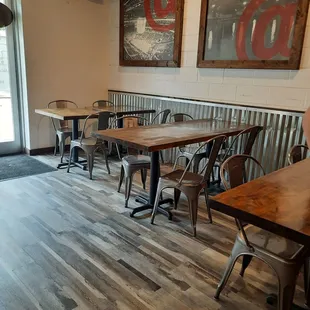Seating and ac makes pizza better!