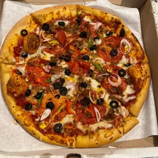Combination, pepperoni, dill, pepper, sausage, black olives, great taste in pizza, places, very classy, art deco
