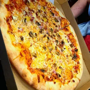 Extra-large Hawaiian lovers pizza.