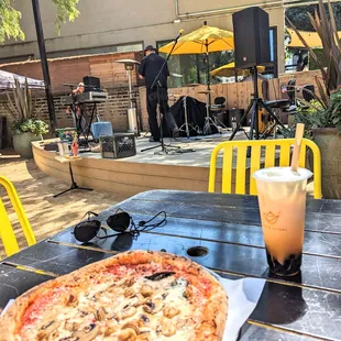 Nice listening to a live band while enjoying my pizza
