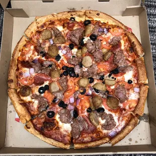 Pepperoni, sausage, meatball, red onion, black olive and tomato. Wow.