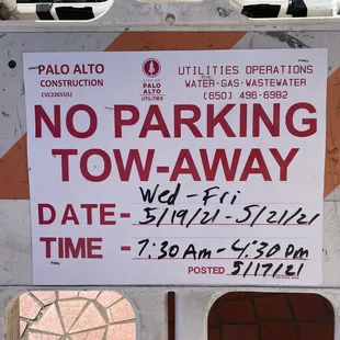 a no parking sign on the side of a building
