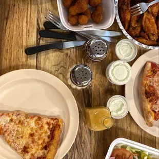 Cheese Pizza,Fried Mushrooms,Hot Wings,Antipasta Salad