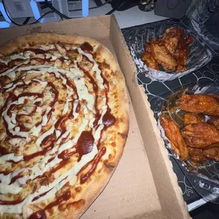 Barbecue pizza w wings