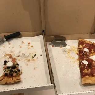 2 large pizzas+ 6 "unhungry" people= 4 slices left. Enough said. DELICIOUS.