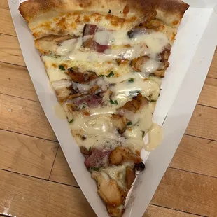 20&quot; Chicken Bacon Alfredo Pizza (Slice)