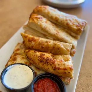 Garlic Cheese Breadsticks | IG: Smackinfood