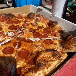 Pepperoni pizza large.